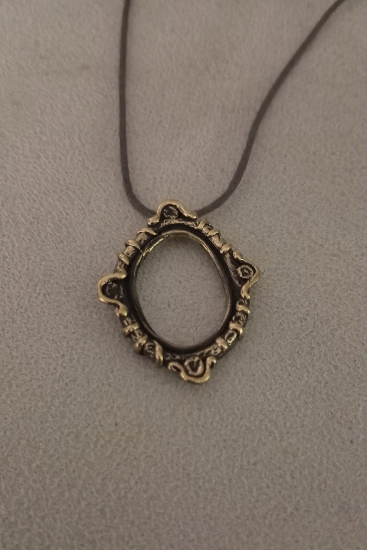 Colgante marco ovalado en bronce