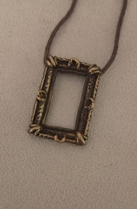 Colgante de marco rectangular en bronce