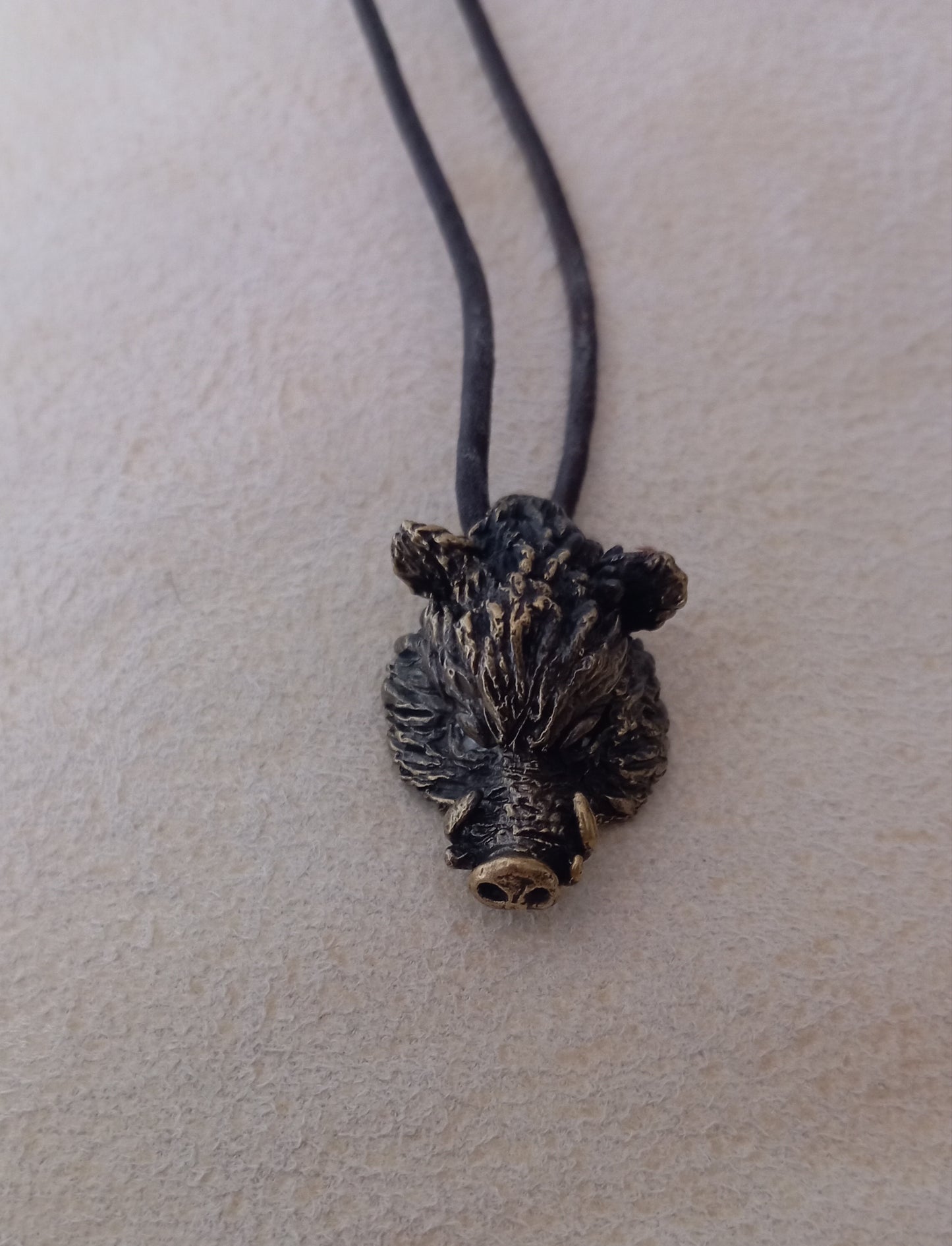 Colgante jabalí de bronce