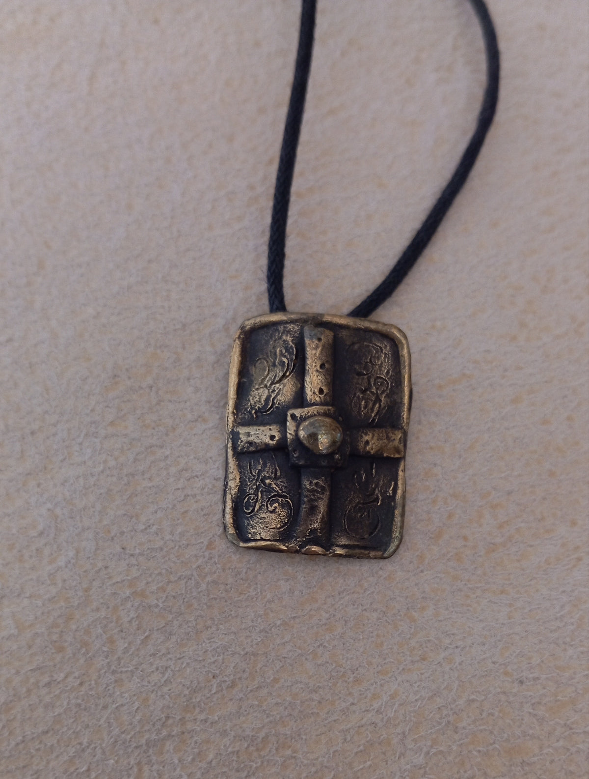 Colgante escudo romano bronce