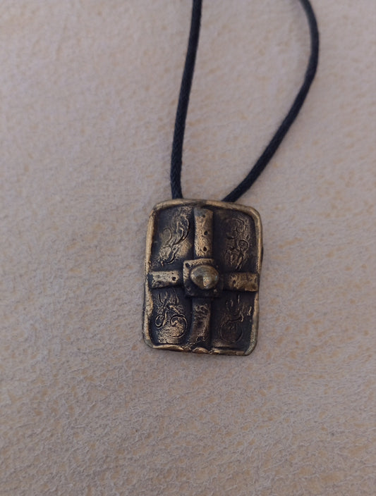 Colgante escudo romano bronce