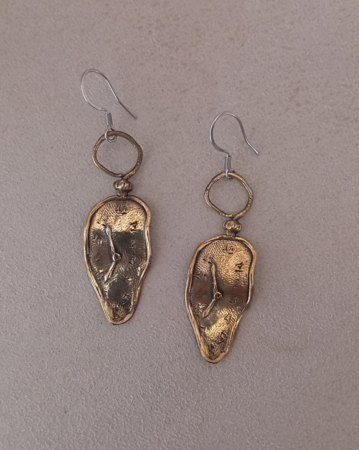 Pendientes reloj en bronce con cierre antialérgico