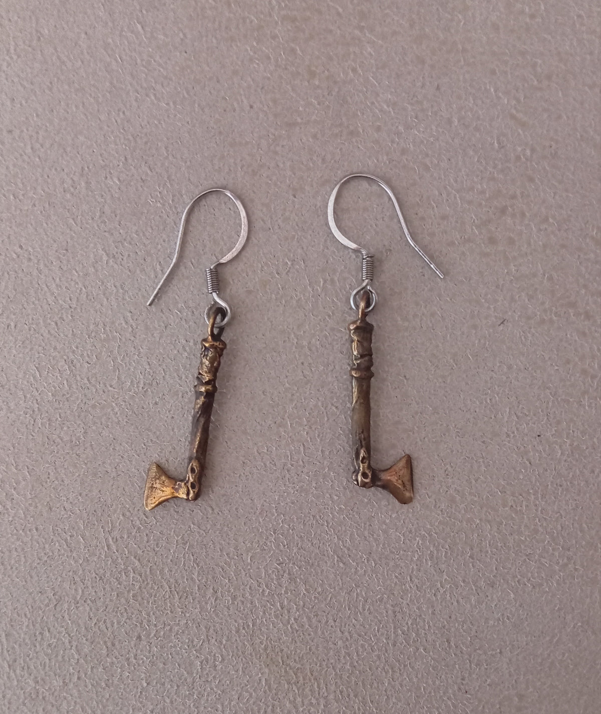 Pendientes hacha en bronce con cierre antialérgico