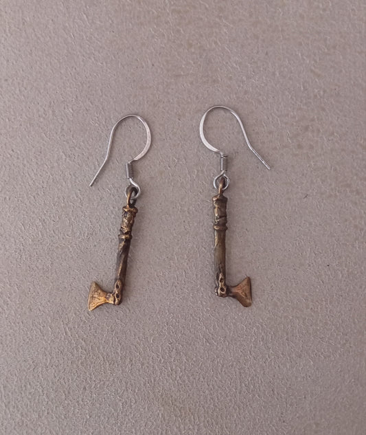 Pendientes hacha en bronce con cierre antialérgico