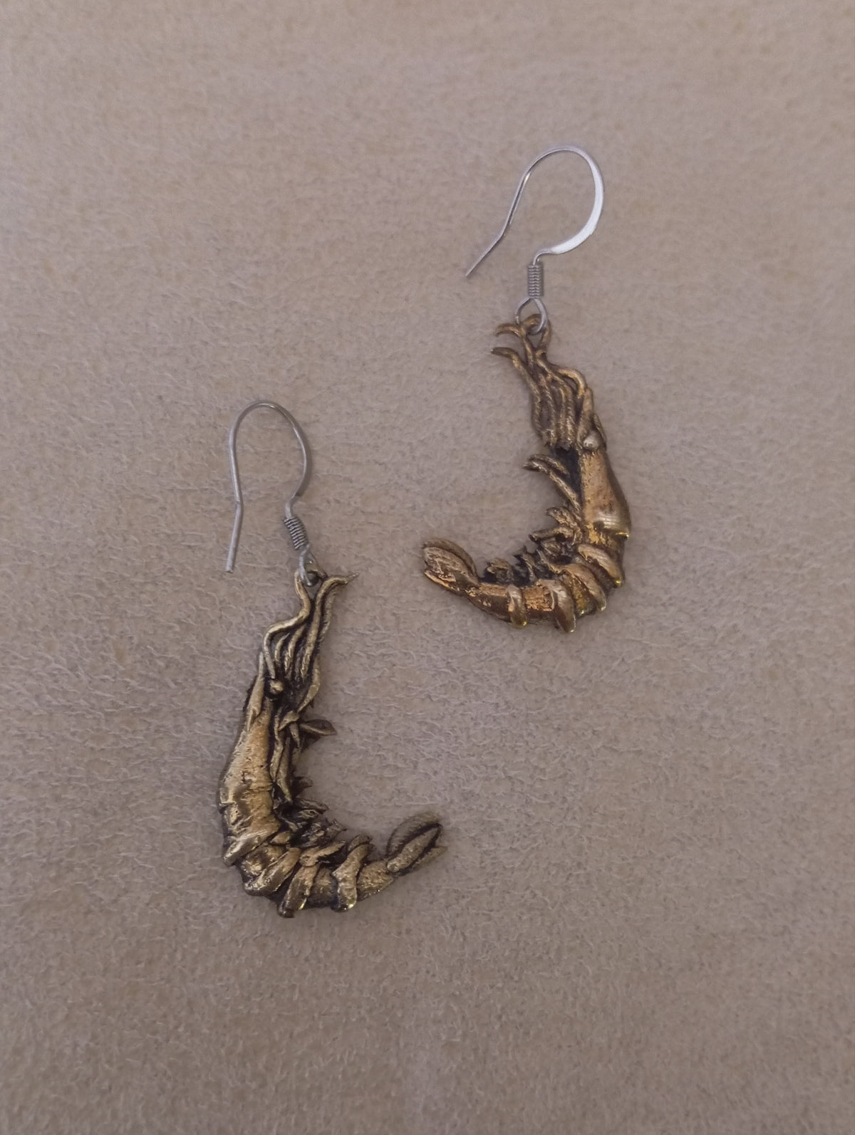 Pendientes gamba en bronce con cierre antialérgico