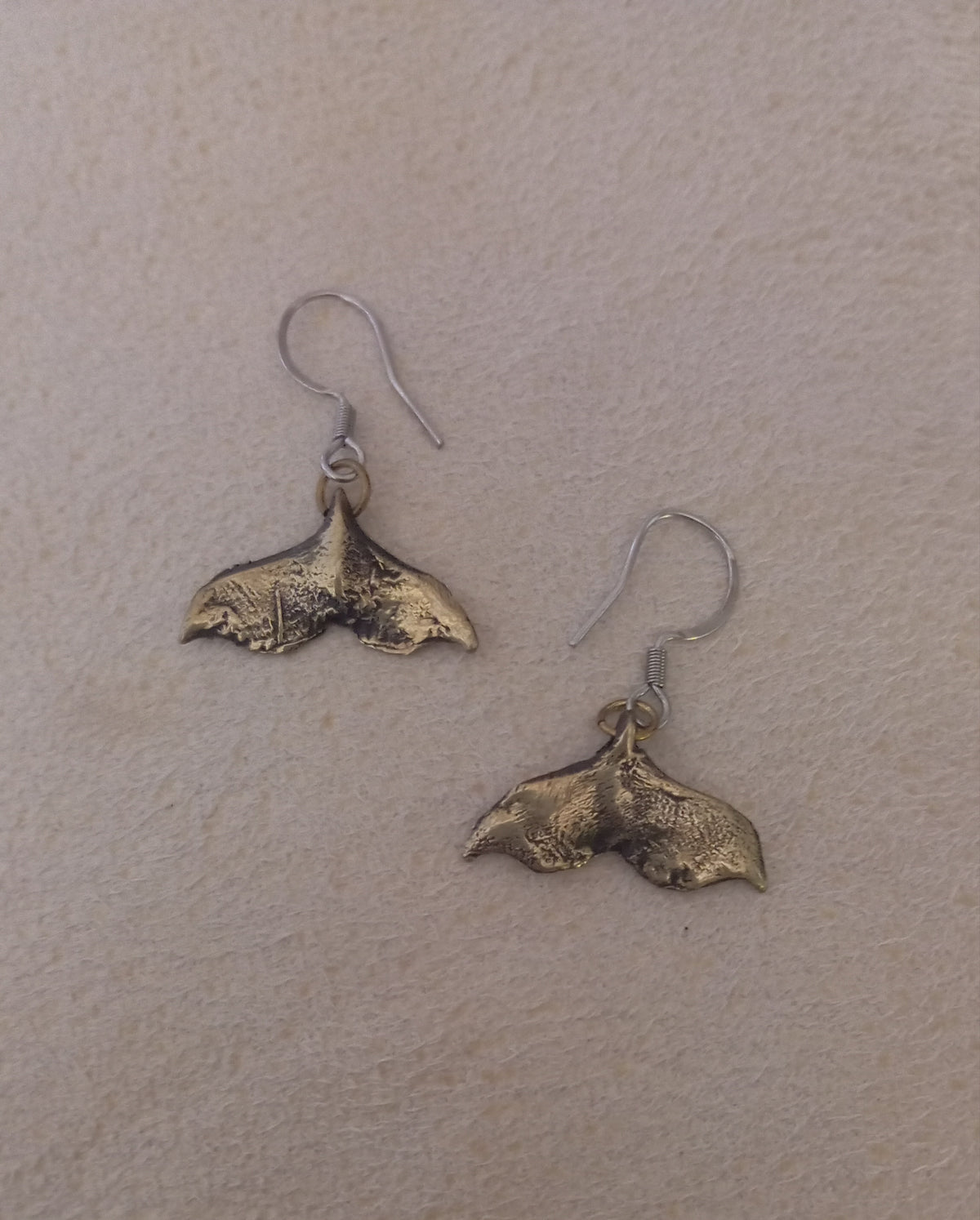 Pendientes cola de ballena en bronce con cierre antialérgico