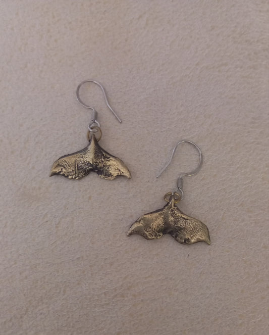 Pendientes cola de ballena en bronce con cierre antialérgico