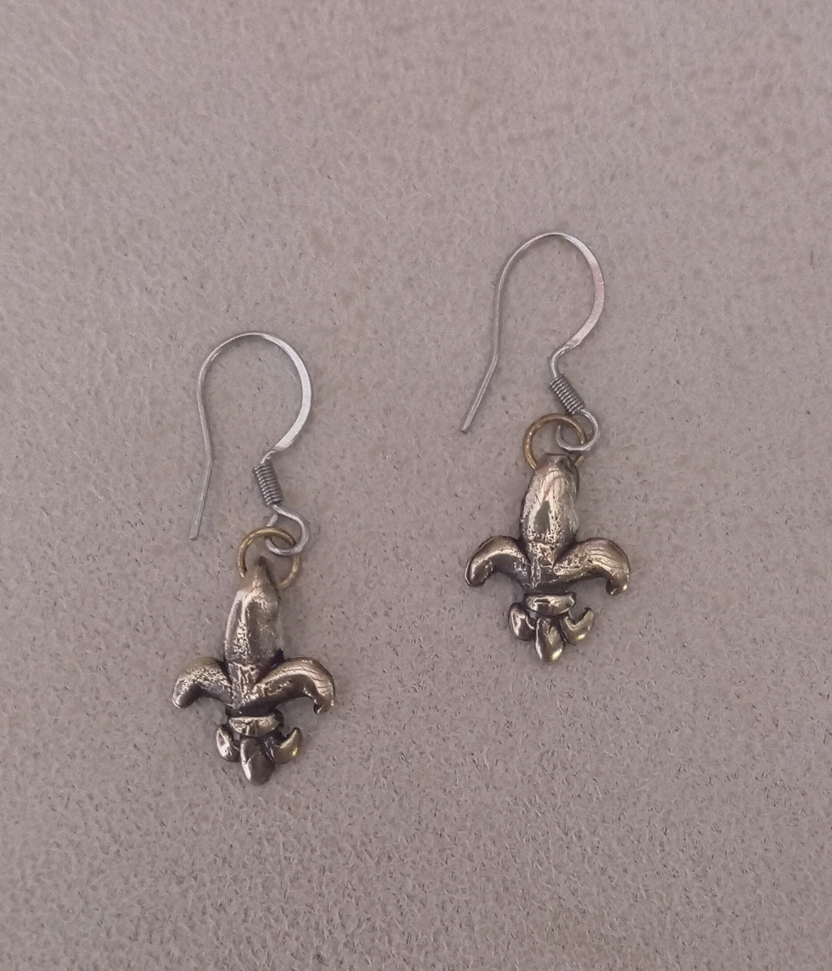 Pendiente flor de lis en bronce con cierre antialérgico
