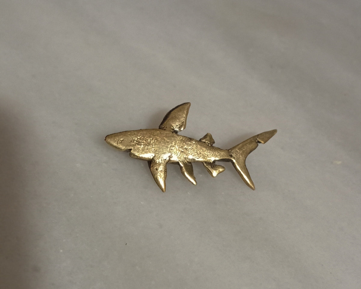 Broche tiburón en bronce