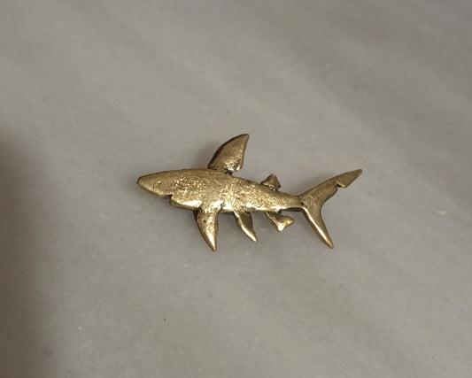 Broche tiburón en bronce