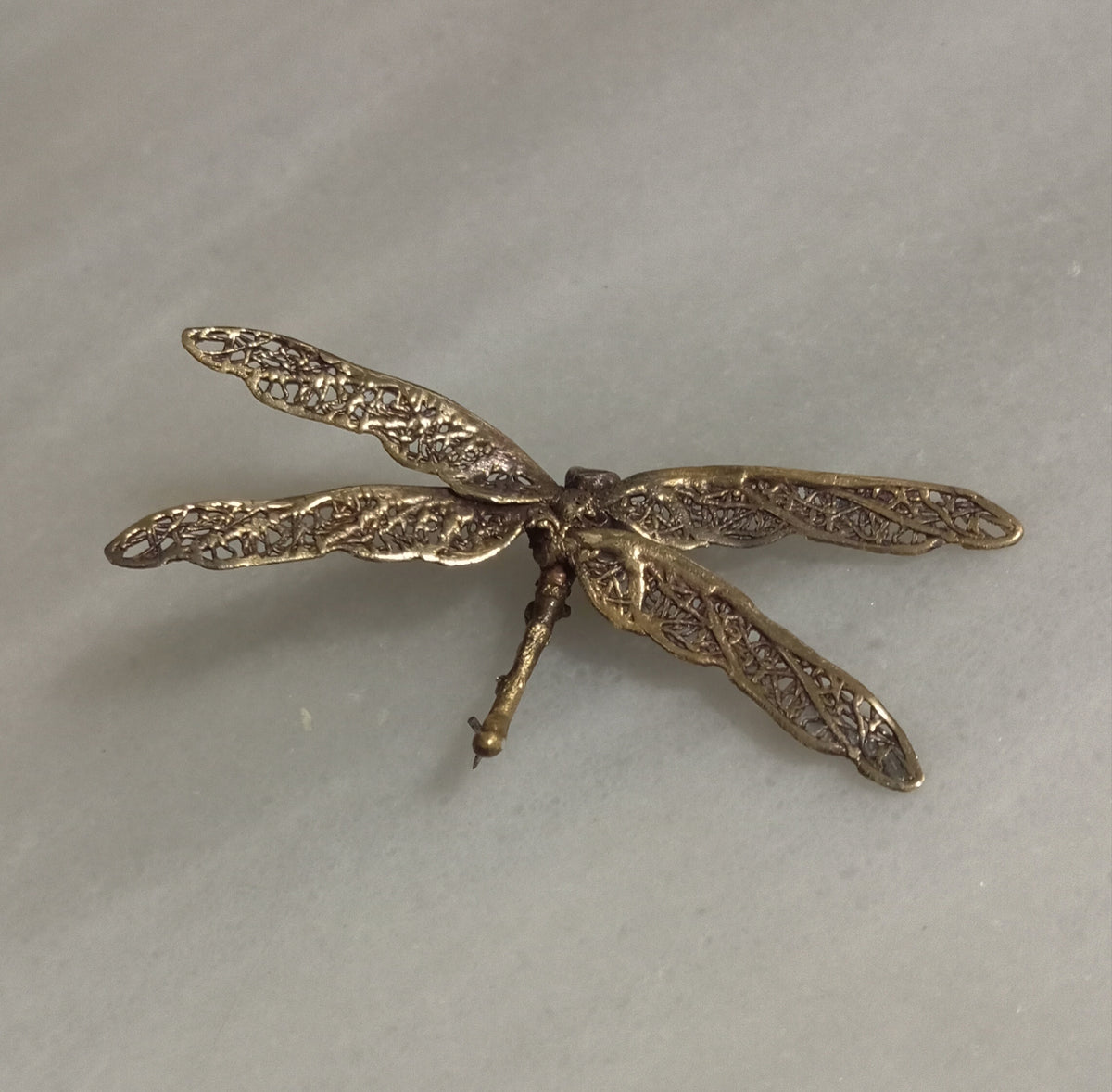 Broche libélula grande en bronce