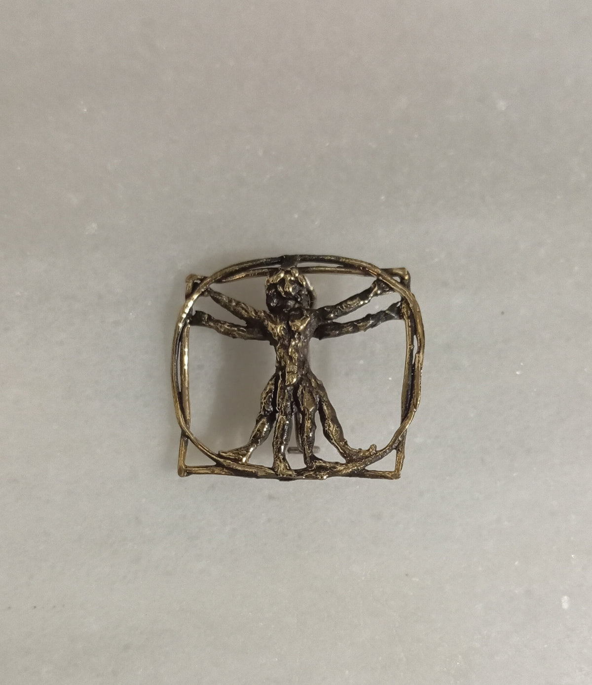 Broche Hombre de Vitruvio en bronce
