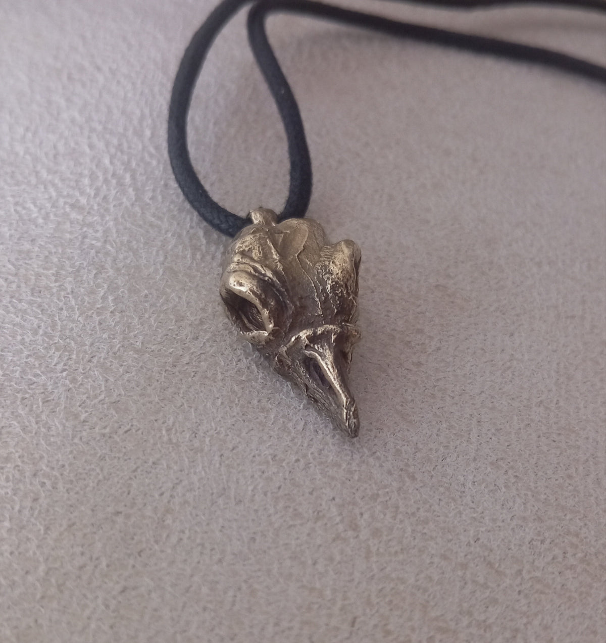 Colgante cuervo - craneo  grande en bronce