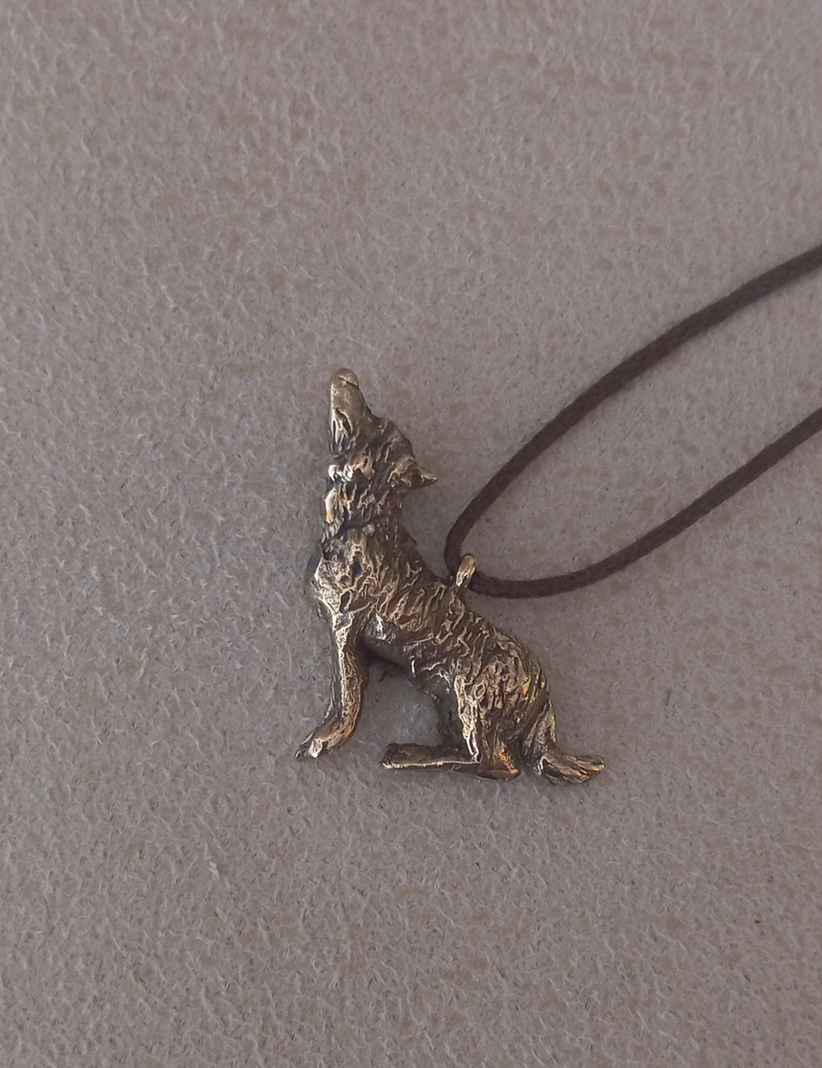 Colgante de lobo aullando en bronce