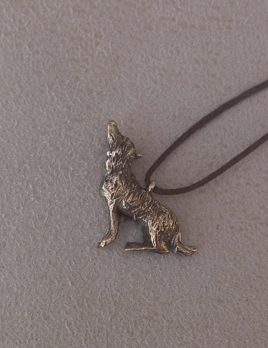 Colgante de lobo aullando en bronce